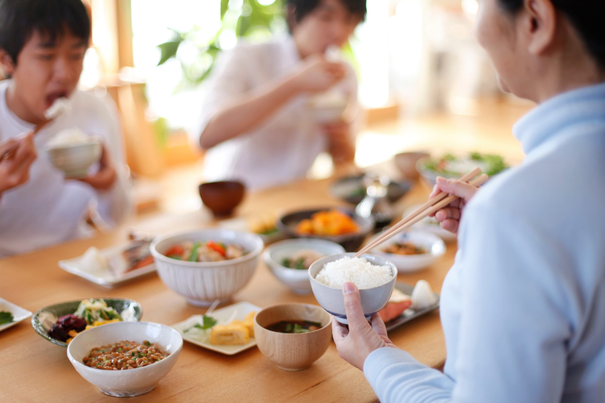 インプラント手術後に食事をしている人