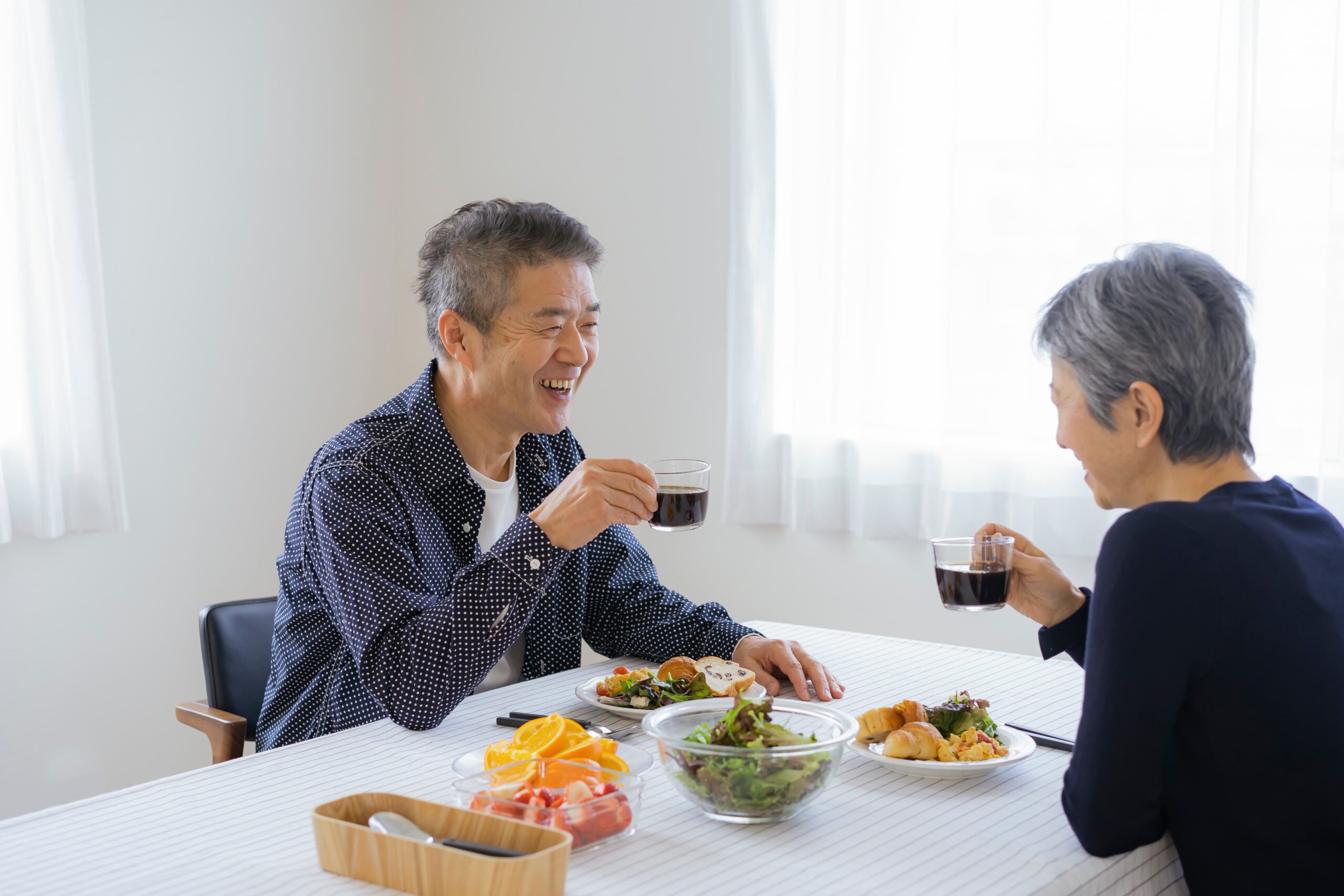 複数本のインプラント治療をして食事を楽しんでいる男性