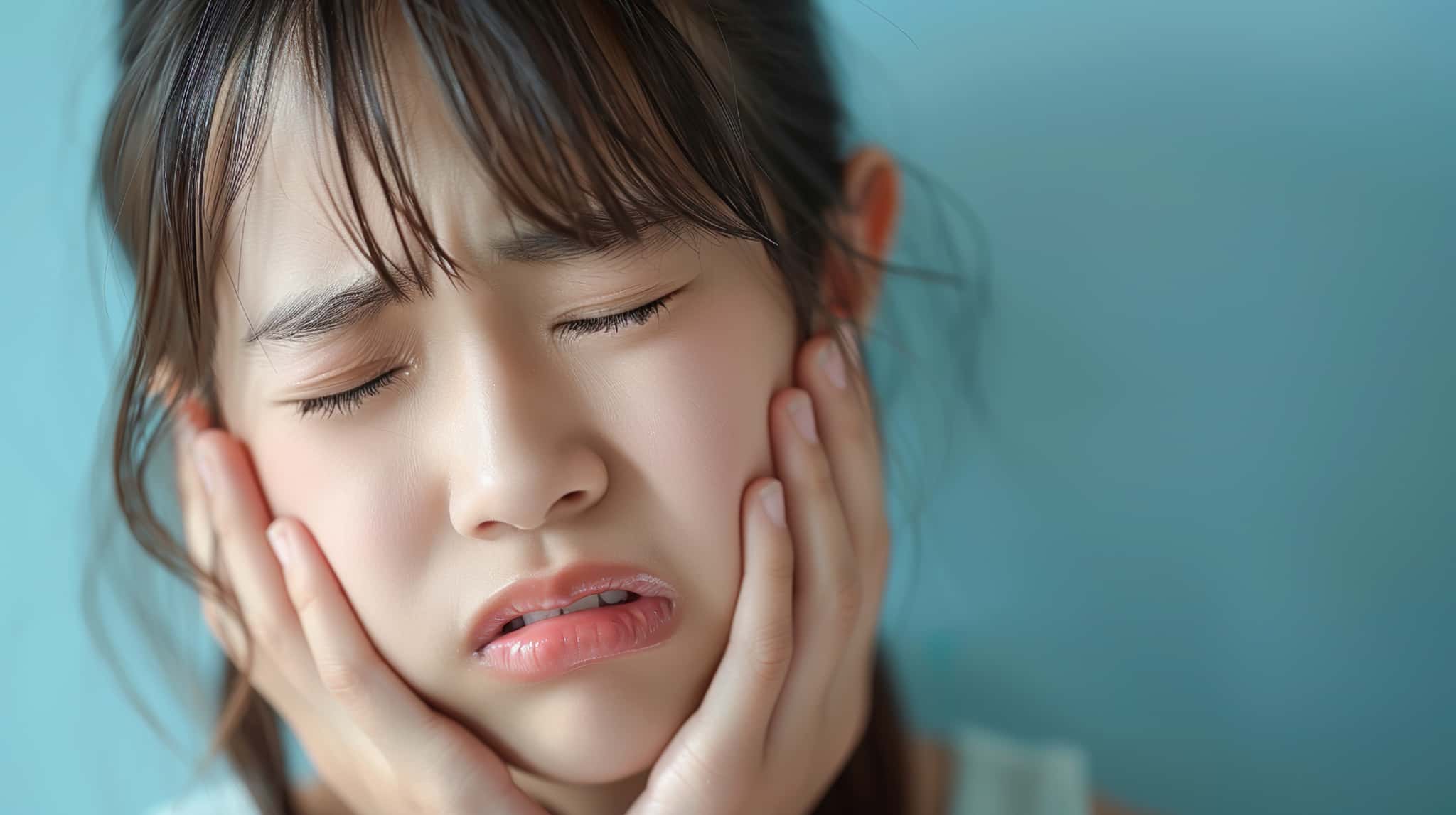 歯並びの悪さから顎が痛む女性