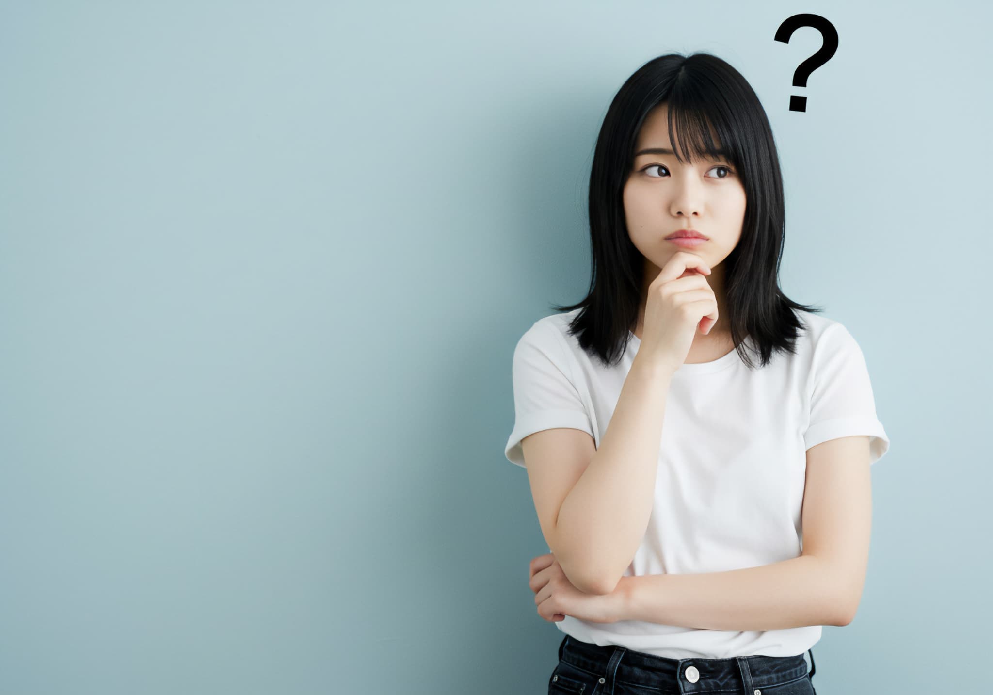 前歯のインプラントは10年後も使えるのか考える女性