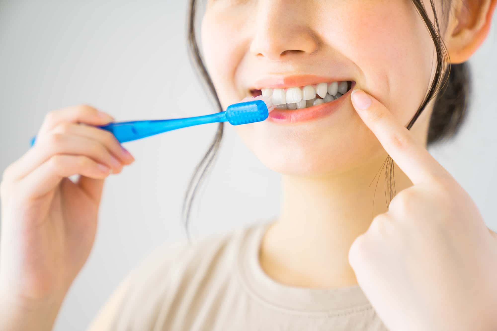 インプラントの被せ物を長持ちさせるために丁寧に歯みがきするイメージ
