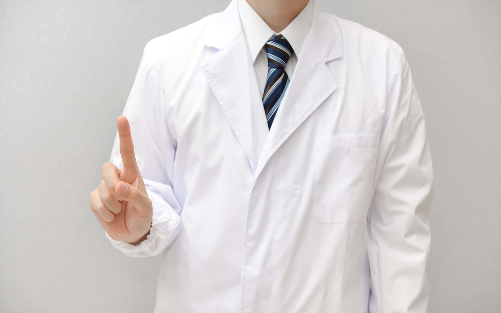 インプラント治療で副鼻腔炎を起こさない方法について説明するイメージ