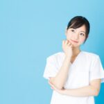 インプラント治療の安全性について考える女性