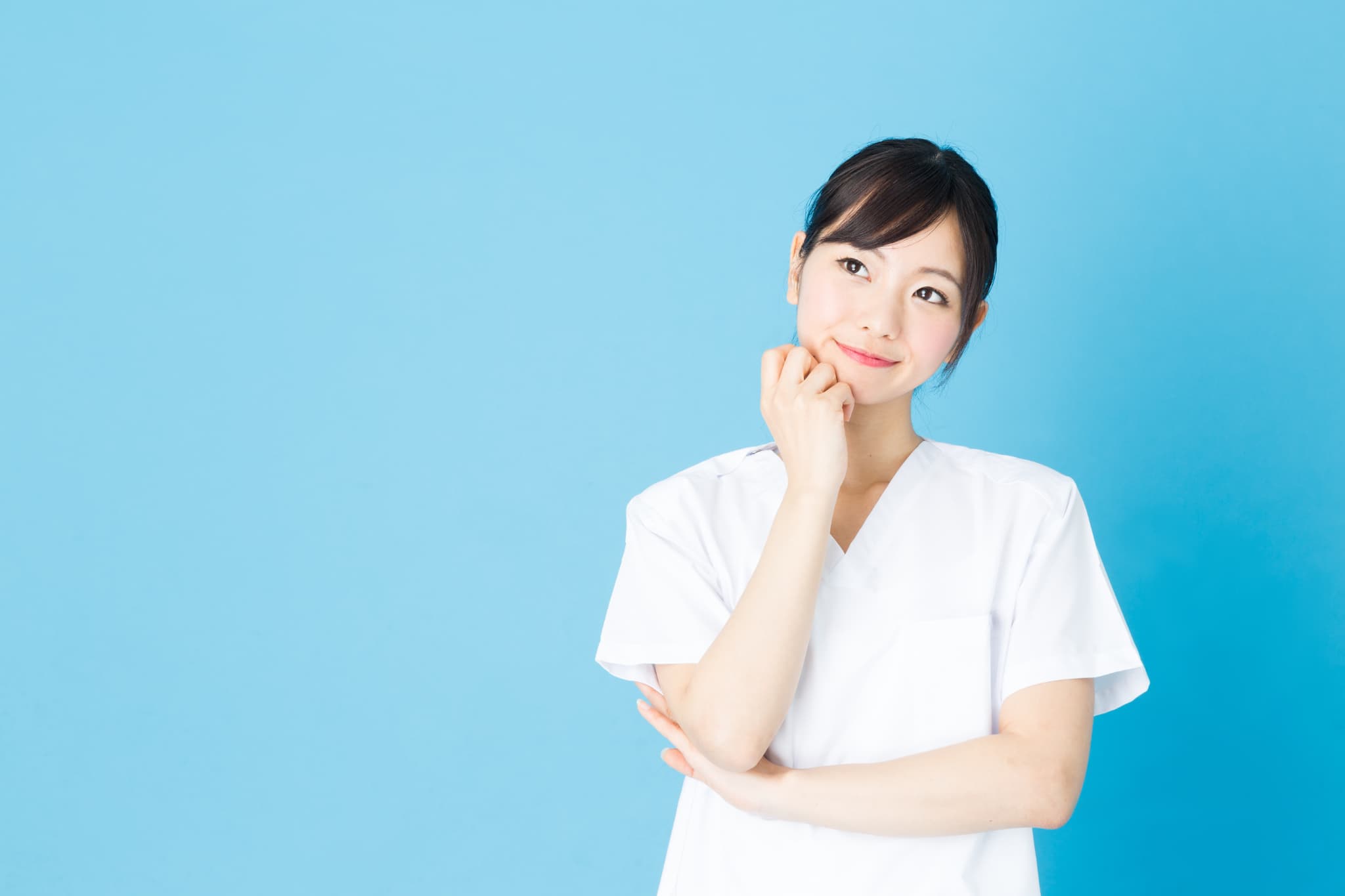インプラント治療の安全性について考える女性