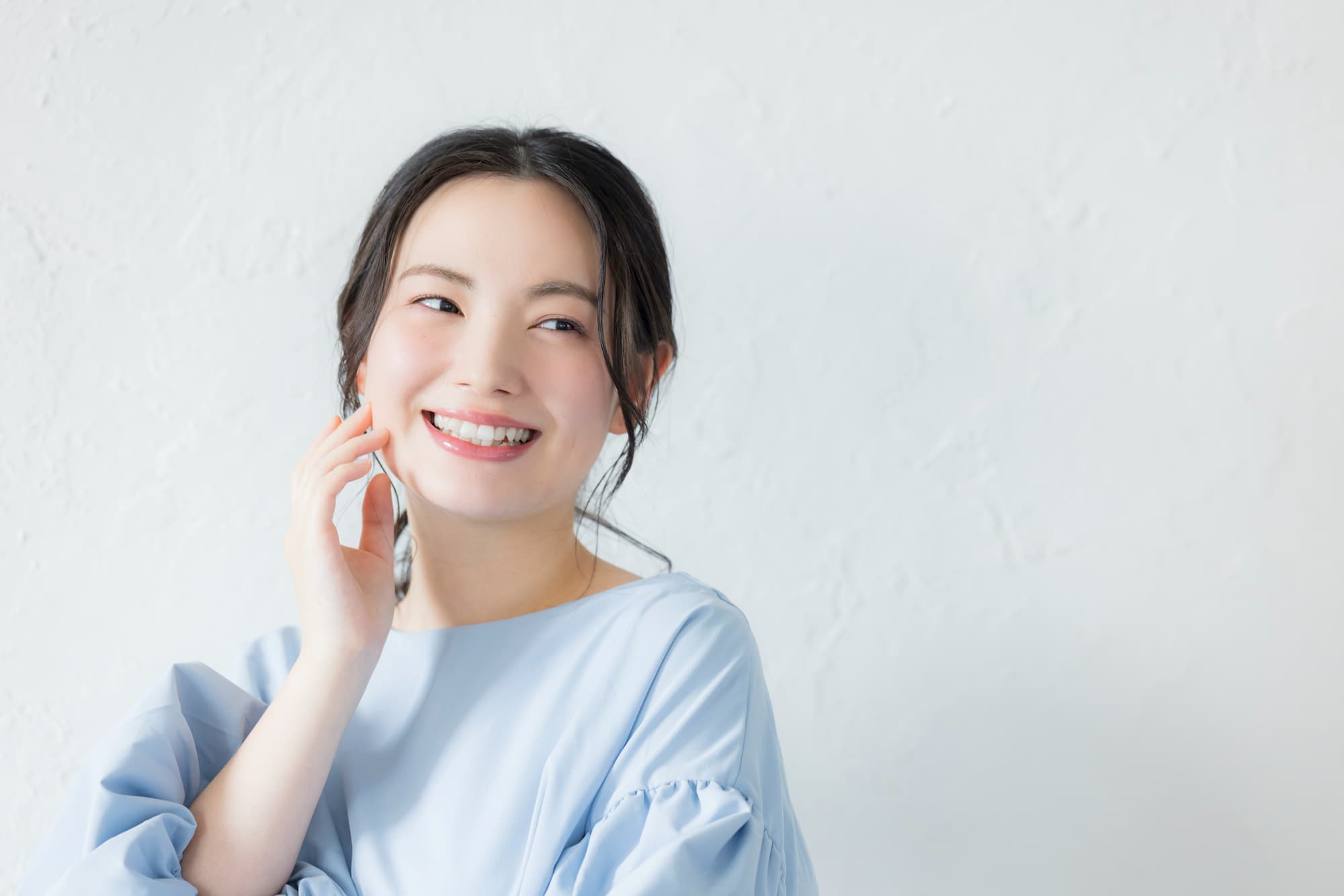 インプラント治療をして笑顔を見せる女性