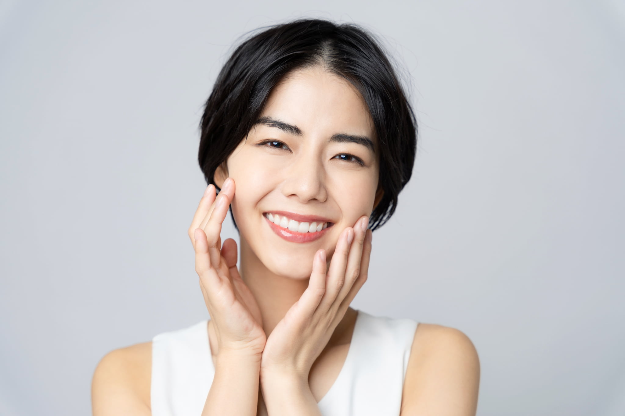 インプラントの治療が終わり笑顔になる女性