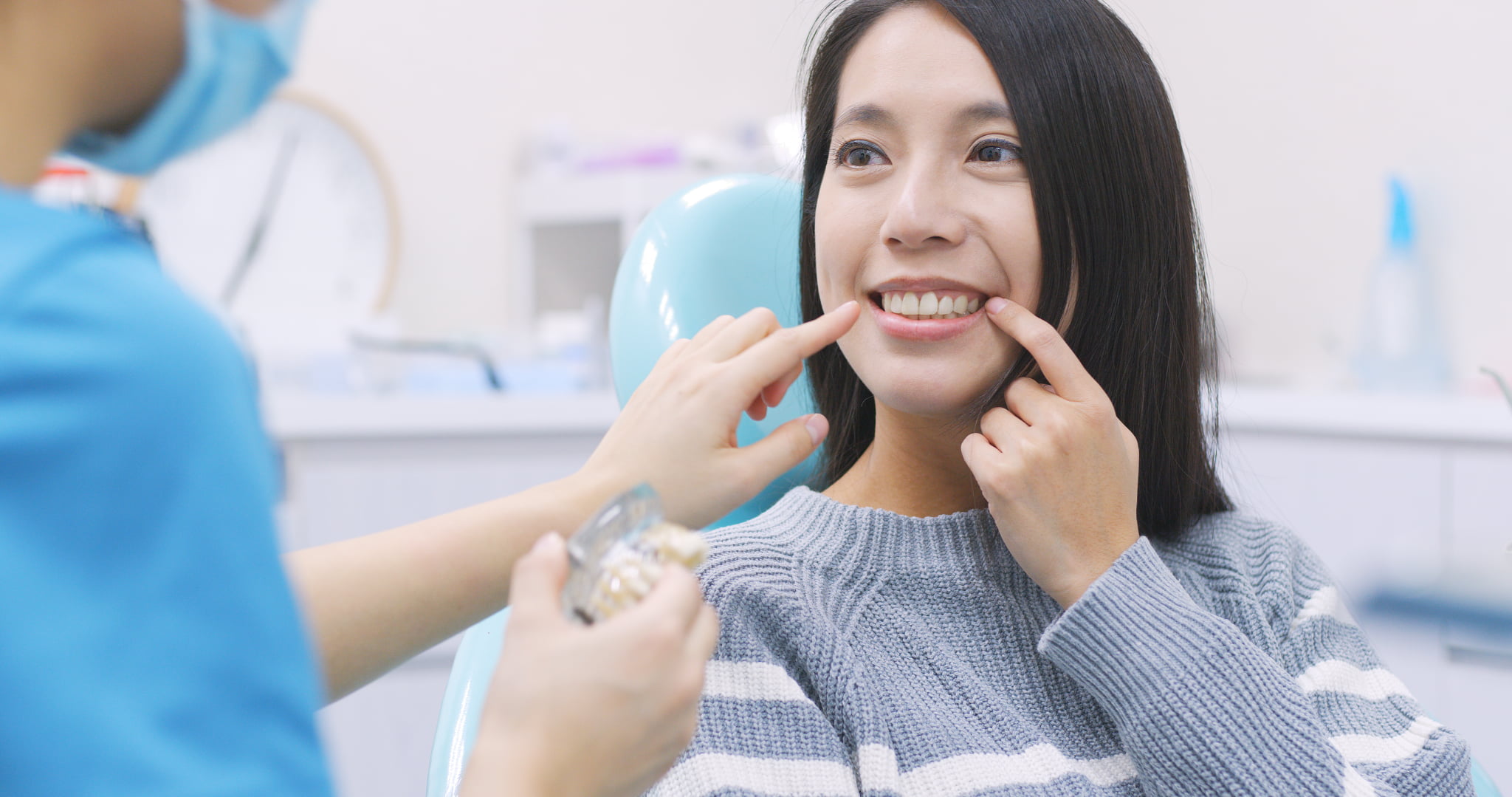 適切な噛み合わせを維持するために定期的なメンテナンスを受ける女性