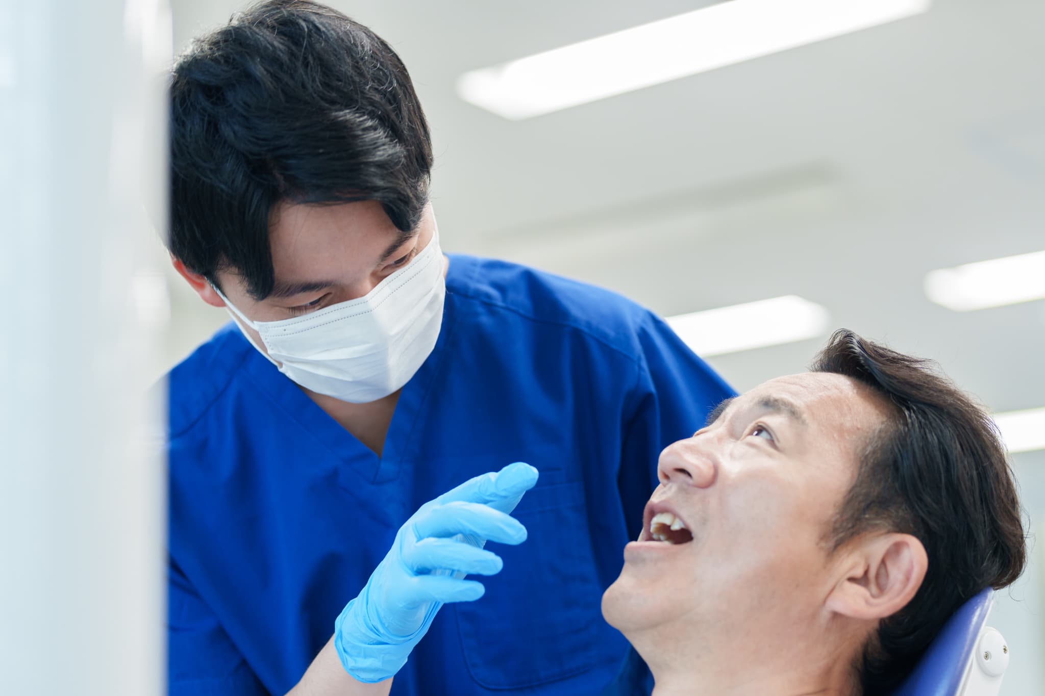 インプラント治療における型取りの重要性を説明する歯科医師