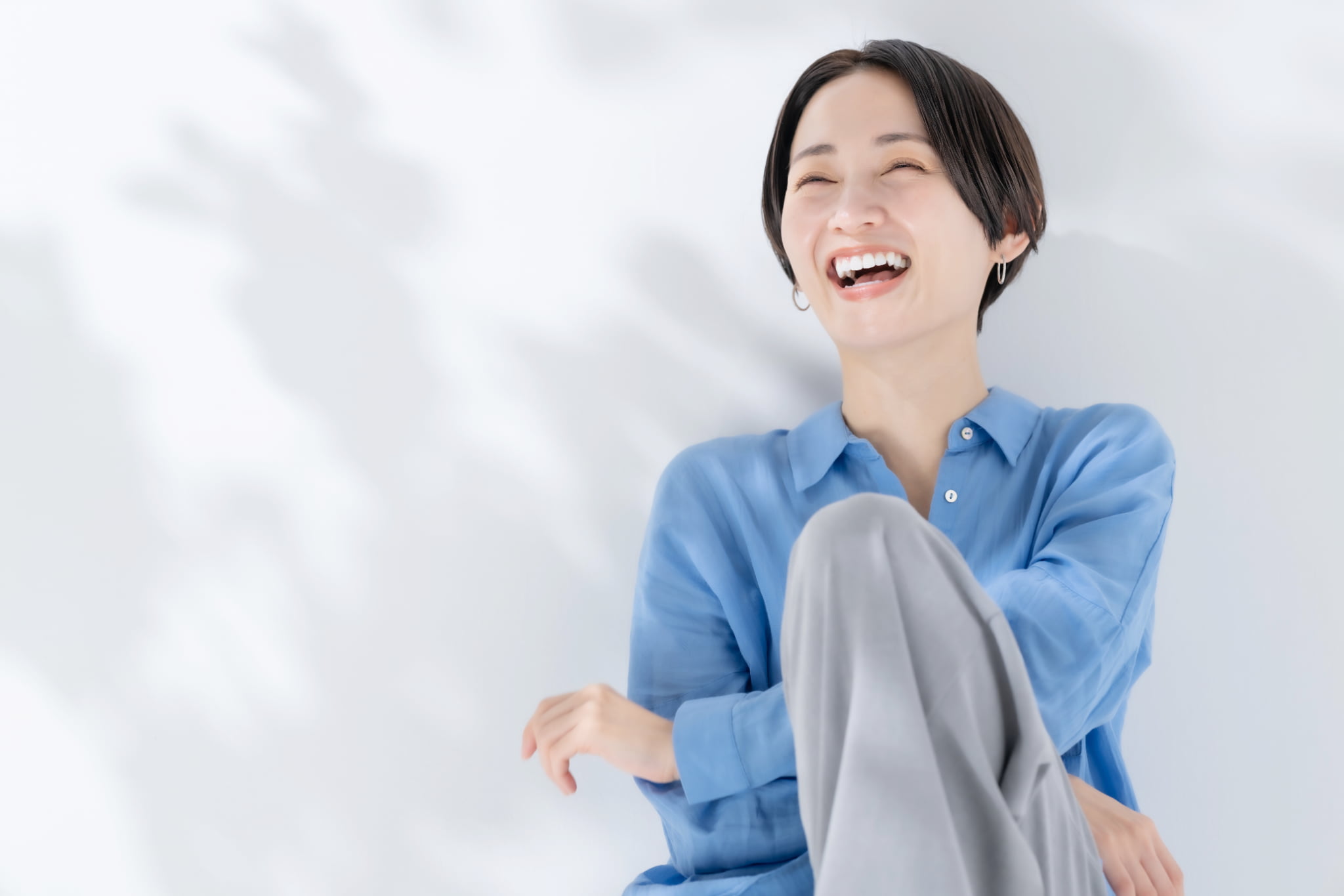 インプラント治療を終え笑顔で過ごす女性