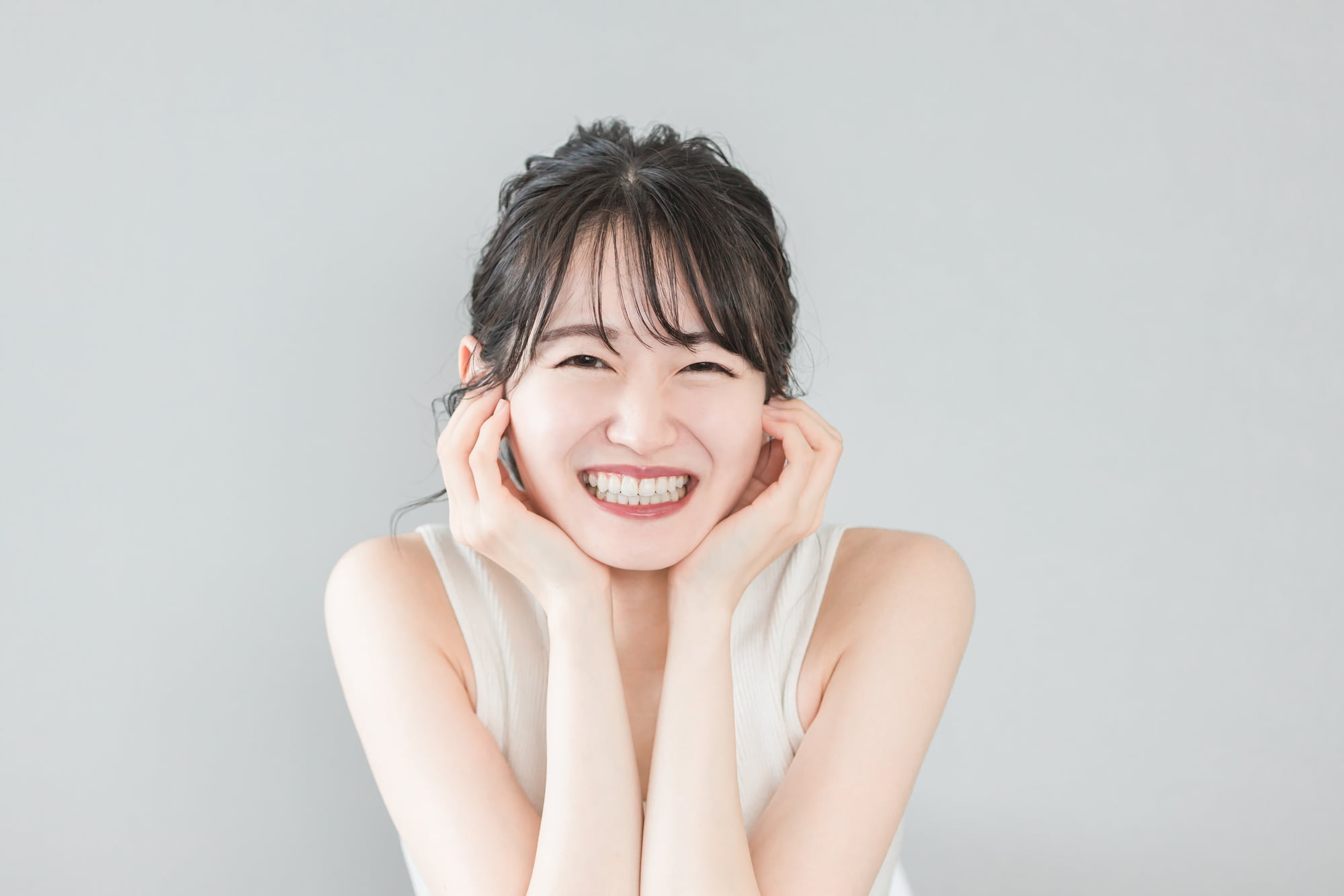 マウスピース矯正で美しい歯並びになった笑顔の女性