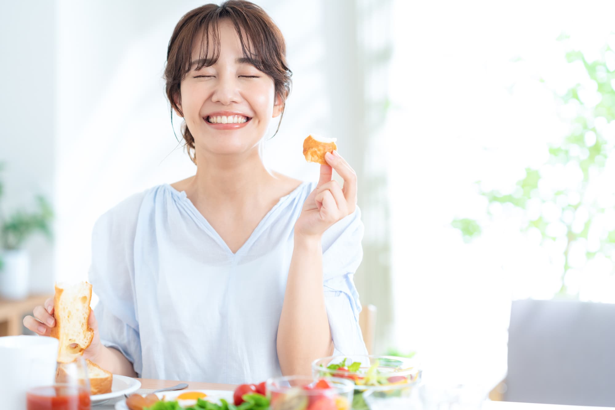 歯の痛みから解放され食事を楽しむ女性