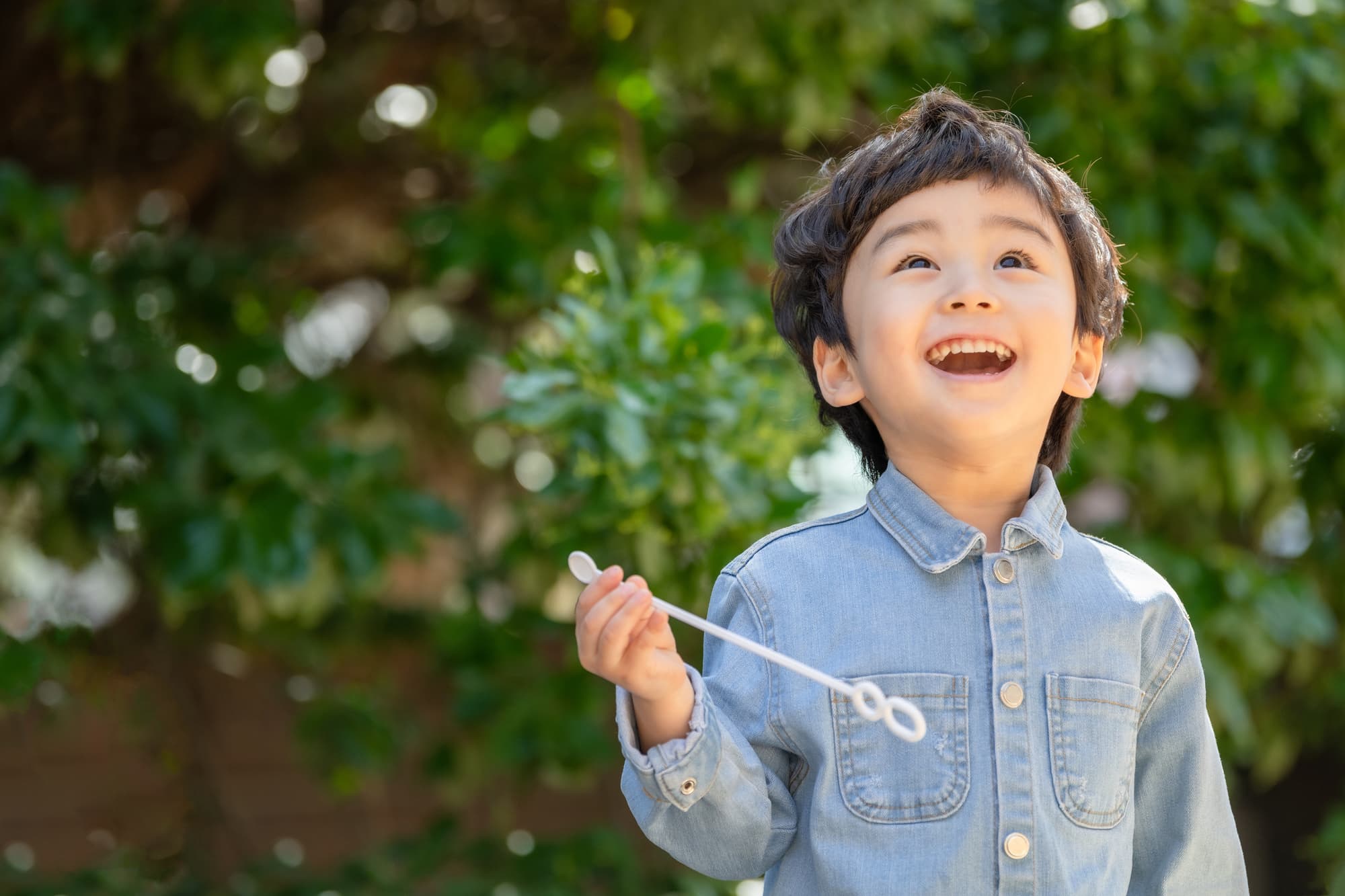 楽しそうにシャボン玉遊びをする男の子