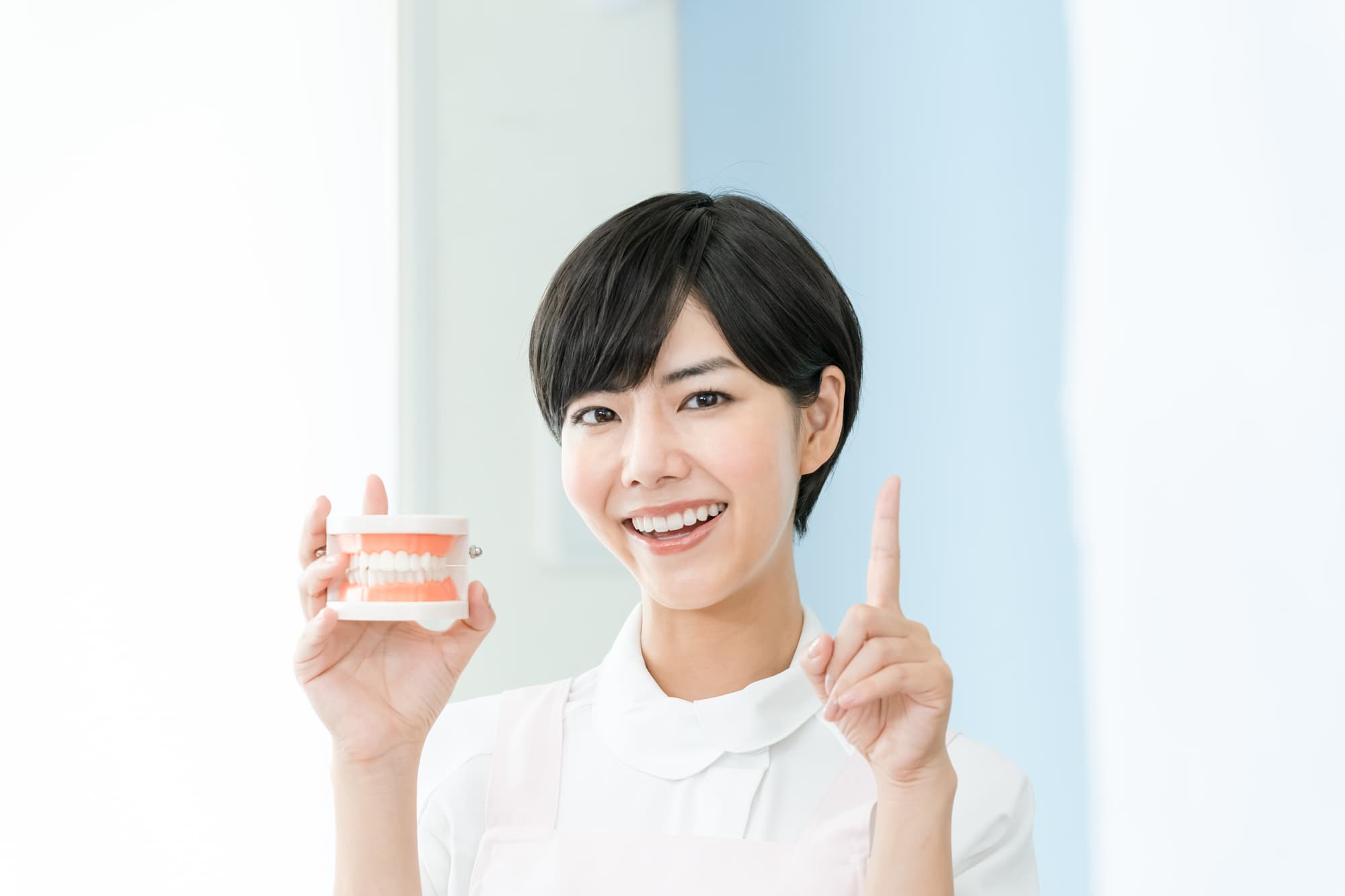 予防歯科が必要な理由を説明する歯科衛生士の女性