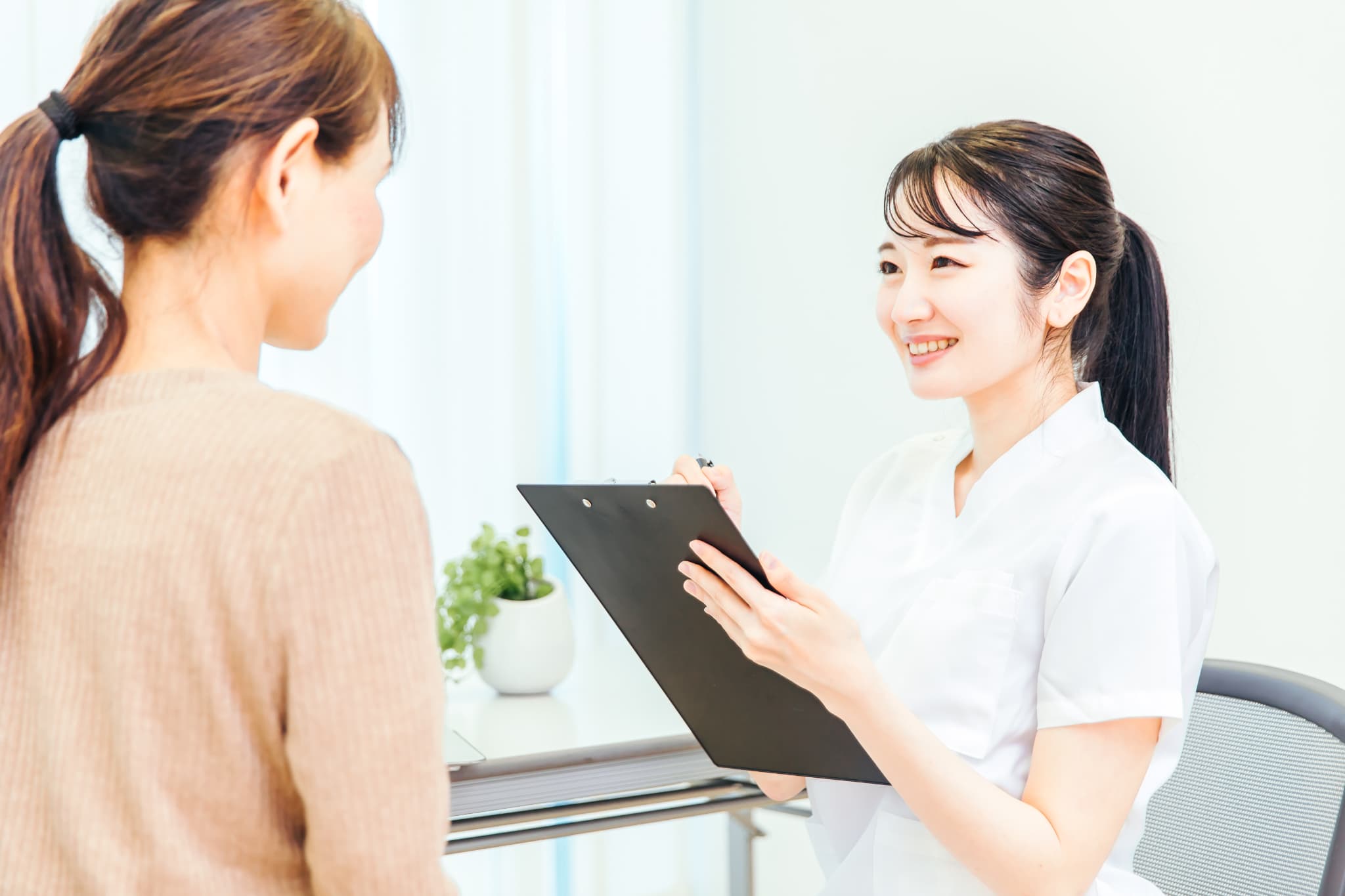 問診する歯科衛生士