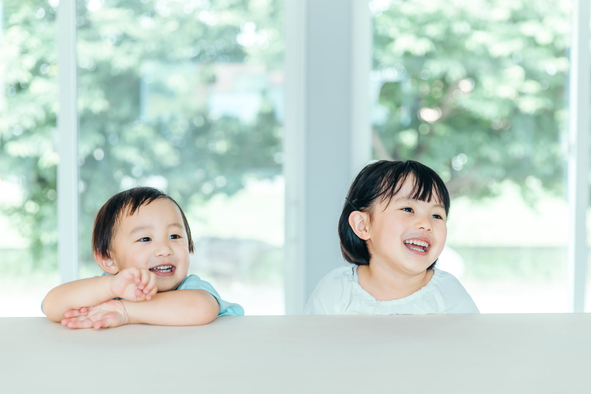 床矯正の治療を開始し笑顔を見せる子ども