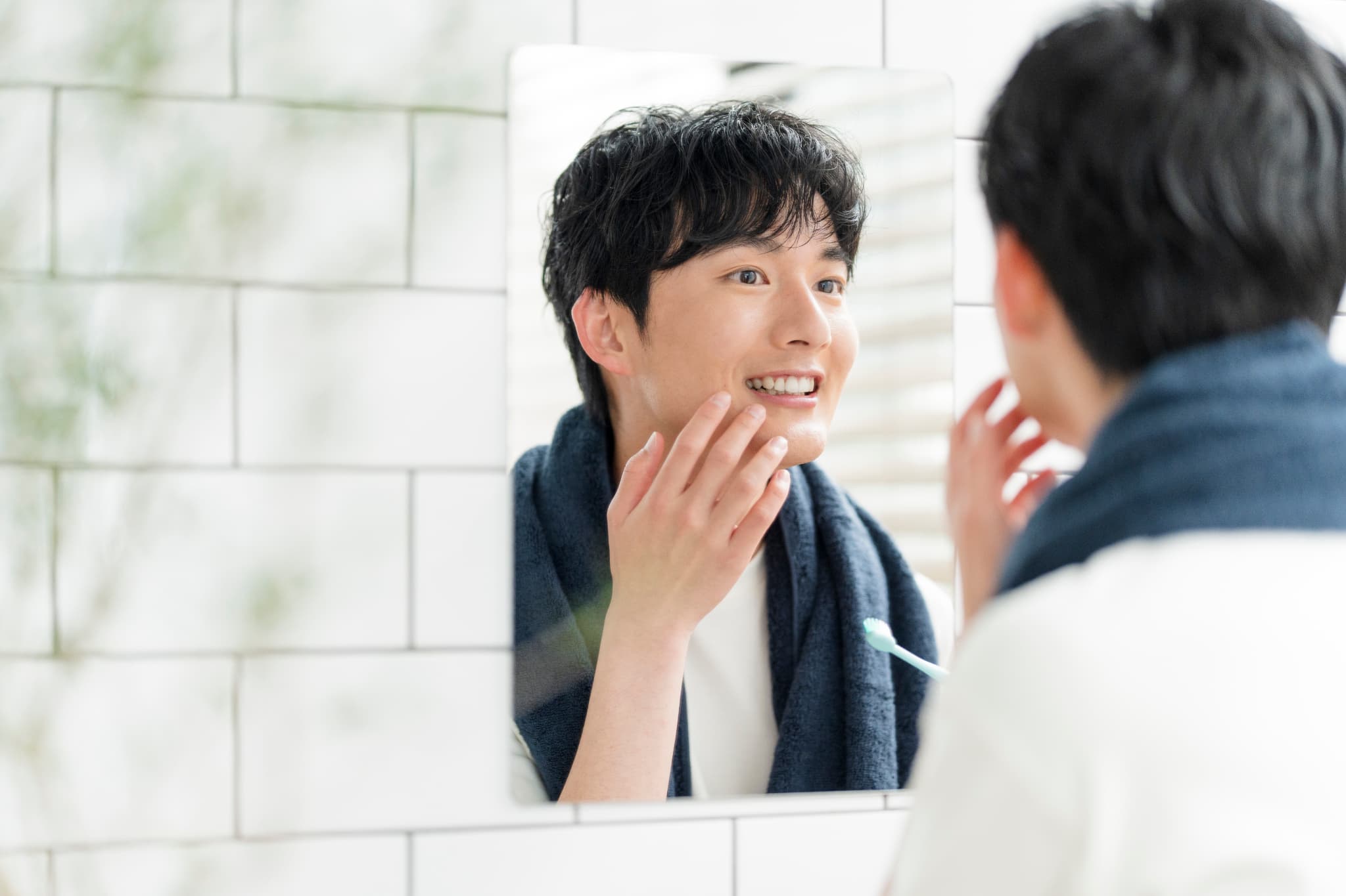 ホワイトニングの効果を鏡で確認する男性