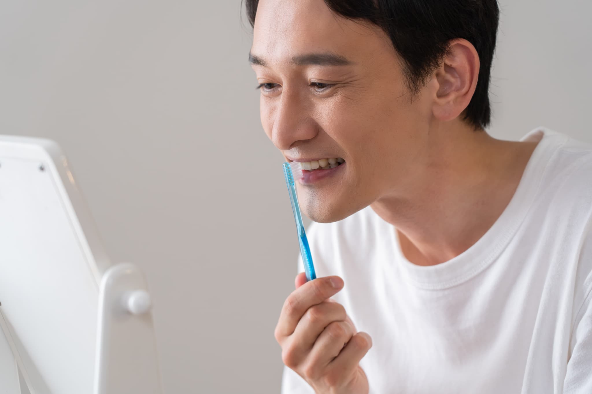 丁寧に歯磨きする男性