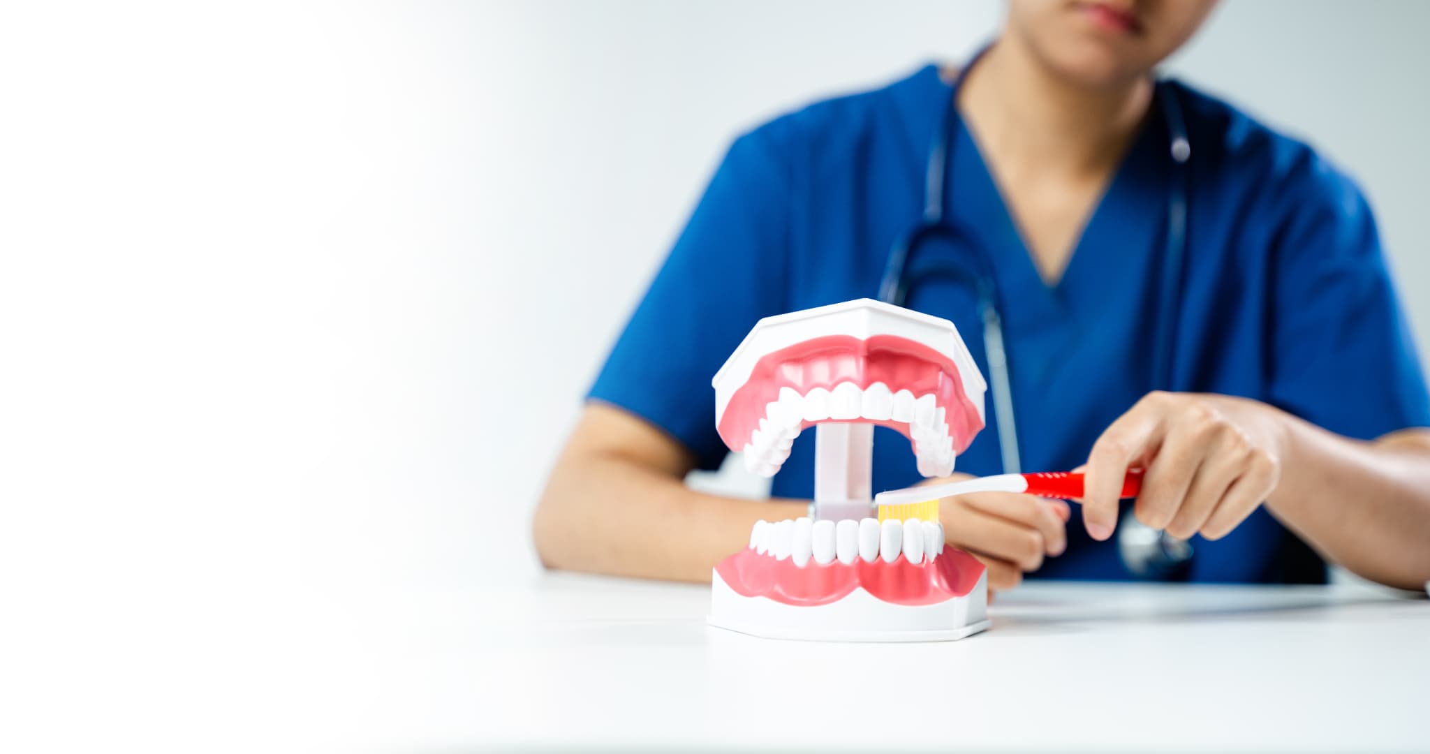 親知らずが虫歯になるのを防ぐため丁寧なブラッシングを指導する様子