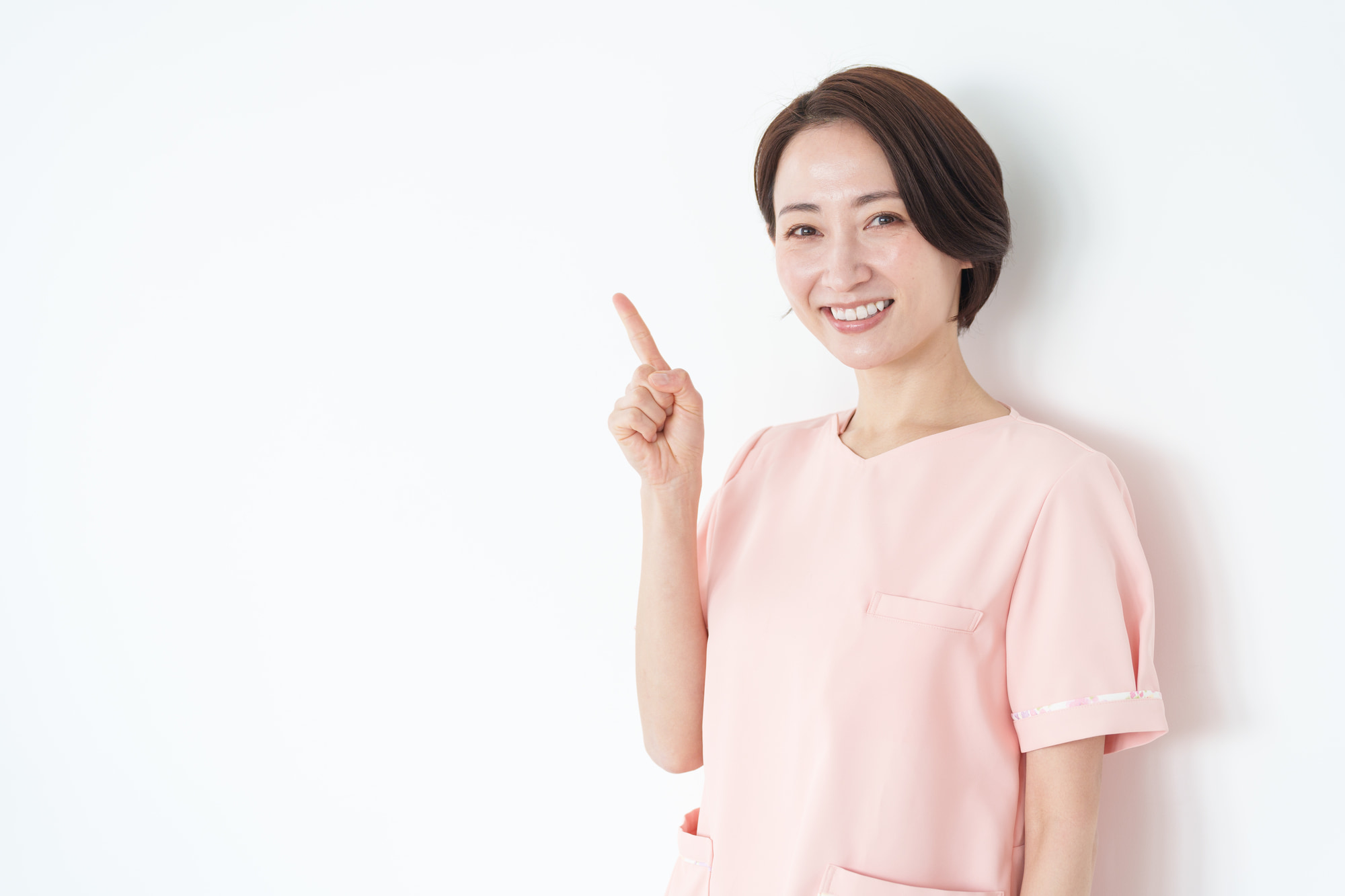 高額でもセラミックの歯が選ばれる理由について説明する女性