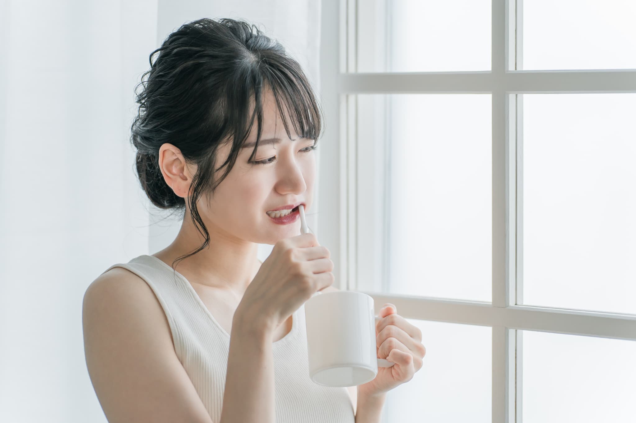 歯ブラシが奥まで届かず親知らずが虫歯になってしまった女性