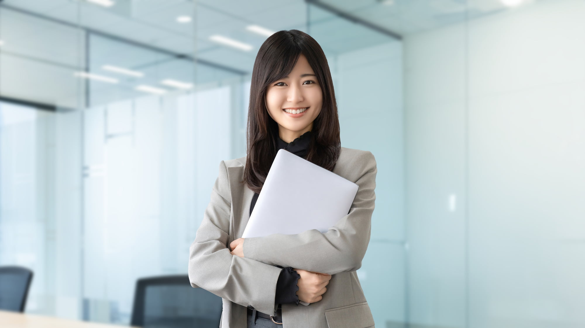 セラミック治療をした綺麗な歯で笑う女性