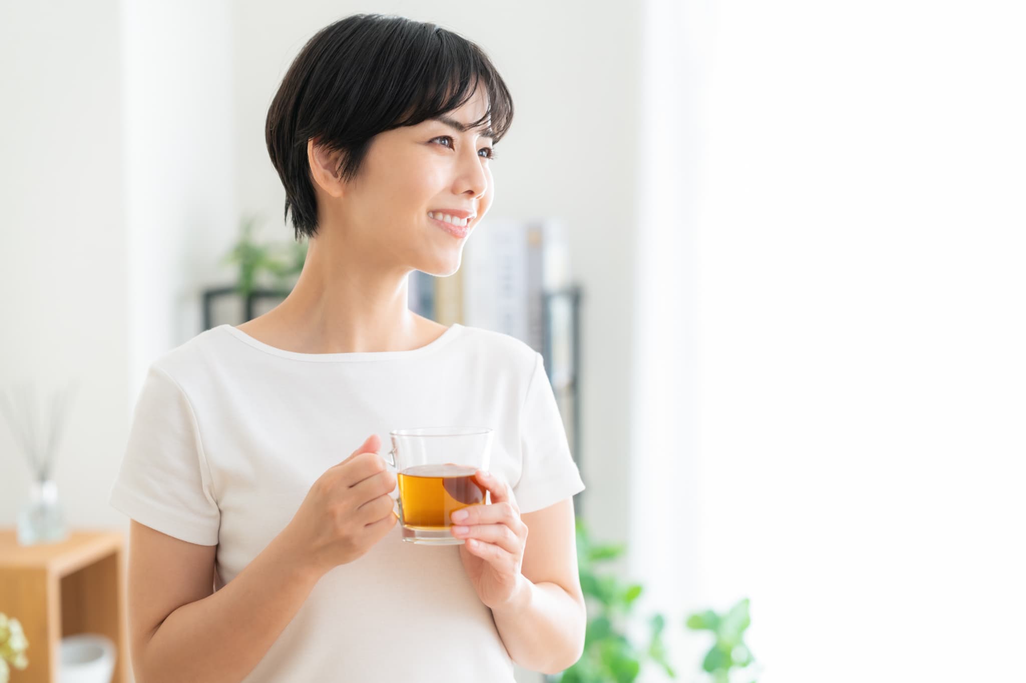 親知らずの虫歯を治療し安心して過ごす女性