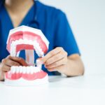 親知らずが虫歯になりやすい理由と治療法を説明する歯科医師