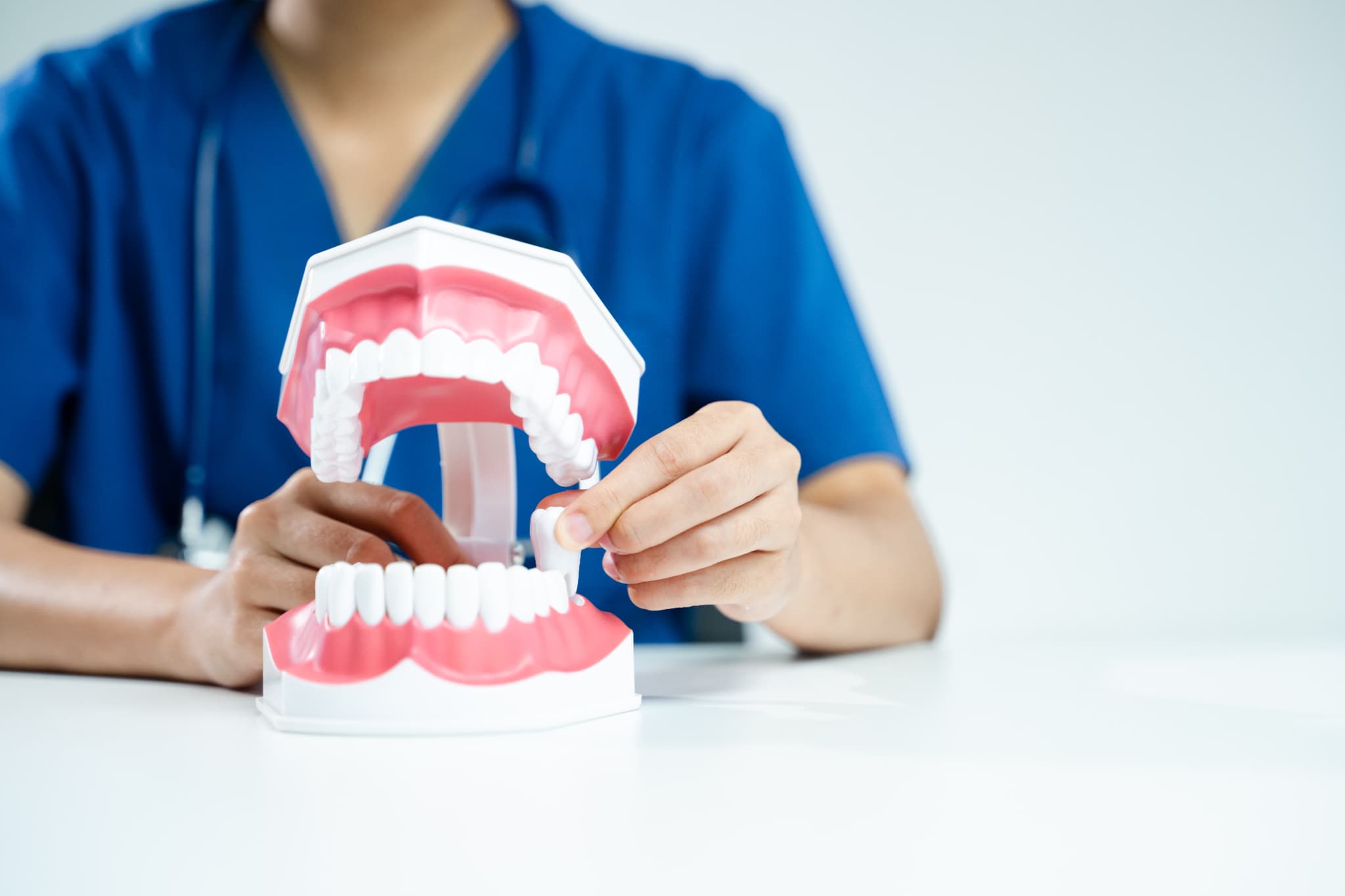 親知らずが虫歯になりやすい理由と治療法を説明する歯科医師